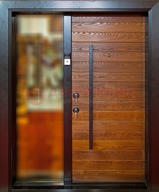 Коричневая входная дверь c МДФ панелью и стеклом ЧД-38 в частный дом в Оренбурге