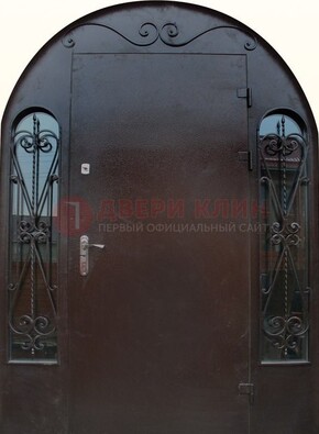 Арочная дверь со стеклом и ковкой ДА-16 под старину в Оренбурге