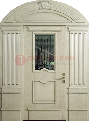 Белая входная дверь массив со стеклом и ковкой ДА-49 в Оренбурге