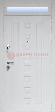 Белая металлическая дверь с фрамугой для коттеджа ДФГ-21 в Оренбурге