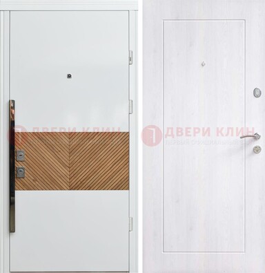 Белая железная дверь МДФ горизонтальной вставкой ДМ-265 в Оренбурге