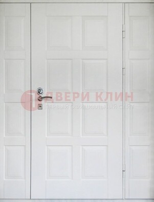 Белая входная дверь для коттеджа с МДФ ДМ-536 в Оренбурге