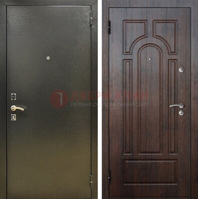 Железная темно-серая дверь с порошковым напылением и МДФ Тисненый орех ДП-275 в Оренбурге