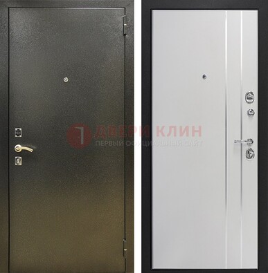 Железная темная дверь с порошковым покрытием и белая МДФ с молдингами  ДП-296 в Оренбурге