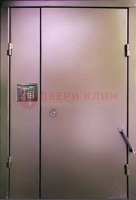 Коричневая стальная дверь в подъезд ДПД-1 в Оренбурге