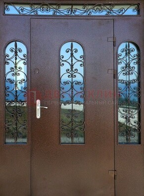 Железная парадная дверь со стеклом и ковкой ДПР-16 для общественных зданий в Талдоме