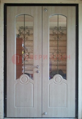 Парадная дверь со стеклянными вставками и ковкой ДПР-23 в деревянный дом в Оренбурге