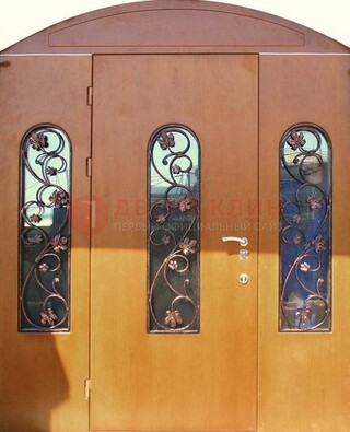 Парадная дверь со стеклянными вставками и ковкой ДПР-28 в общественное здание в Оренбурге