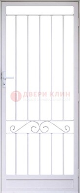 Белая стальная решетчатая дверь с волютами ДР-30 в Оренбурге