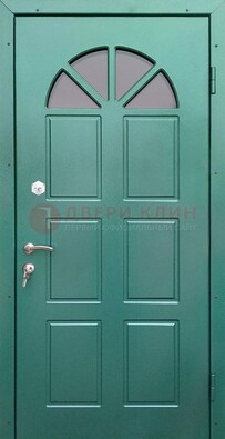 Зеленая стальная дверь со стеклом для дома ДС-28 в Оренбурге