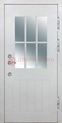 Белая уличная дверь со стеклом ДС-30 в Оренбурге