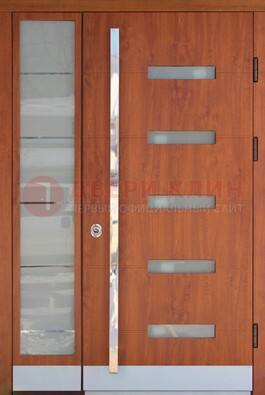 Коричневая металлическая дверь со стеклом ДС-72 в Оренбурге
