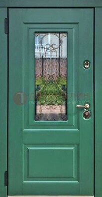 Зеленая металлическая дверь со стеклом и ковкой ДСК-113 в Оренбурге