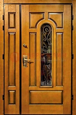 Распашная металлическая дверь со стеклом и ковкой для дома ДСК-152 в Оренбурге