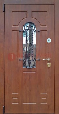 Темная железная дверь со стеклом и ковкой в коричневом цвете ДСК-154 в Оренбурге