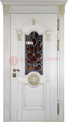 Белая железная дверь со стеклом и ковкой для кирпичного дома ДСК-155 в Оренбурге