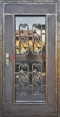 Коричневая наружная дверь порошок со стеклом и ковкой ДСК-160 в Оренбурге