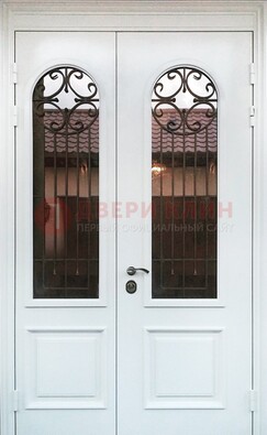 Белая стальная дверь стекло с ковкой и филенкой ДСК-201 в Оренбурге