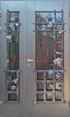 Распашная уличная дверь Порошок со стеклом и ковкой ДСК-221 в Оренбурге