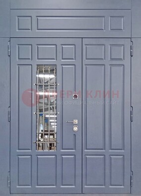 Серая двухстворчатая дверь Винорит со стеклом и ковкой ДСК-234 RAL 7024 в Оренбурге