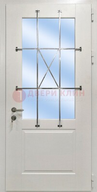 Белая простая железная дверь Винорит со стеклом и ковкой ДСК-257 в Оренбурге