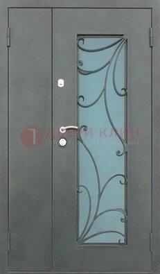 Двухстворчатая железная дверь со стеклом и ковкой ДСК-40 в Шатуре