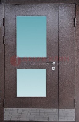 Коричневая тамбурная дверь со стеклянными вставками ДТМ-21 в Оренбурге