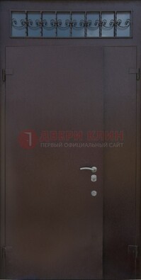 Коричневая тамбурная дверь со стеклянными вставками и ковкой ДТМ-39 в Серпухове