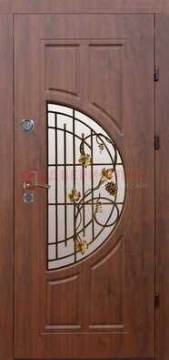 Стальная коричневая дверь с виноритом и ковкой ДВТ-82 в Оренбурге