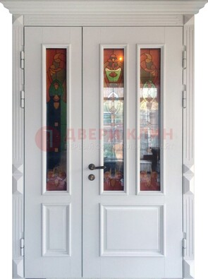 Белая полуторная металлическая дверь с витражом ВЖ-12 в Оренбурге